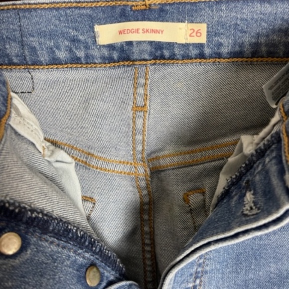 Levi's • 'Wedgie' Skinny Jean • Blue Distressed • 26 - Picture 6 of 13